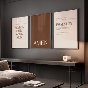 Pode incluir: Três impressões de arte emolduradas com citações inspiradoras. A primeira impressão diz "Walk by Faith, not by sight." A segunda impressão diz "AMEN." A terceira impressão exibe "PSALM 2:3" com um versículo bíblico. As molduras são pretas e o fundo é neutro.