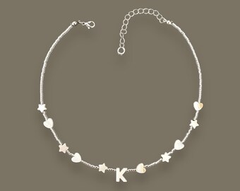 Collier de perles blanches fait main avec un pendentif en nacre représentant la première lettre de votre nom