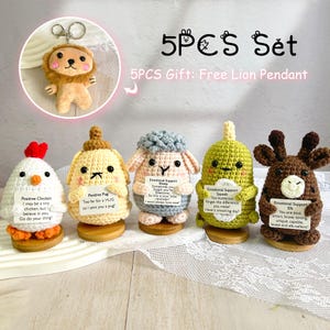 かわいいかぎ針編みの動物シリーズ、かぎ針編みの羊/パグ/鶏/ヘラジカ/カボチャ、ライオンペンダントぬいぐるみ、感情サポートギフト、子供への誕生日プレゼント
