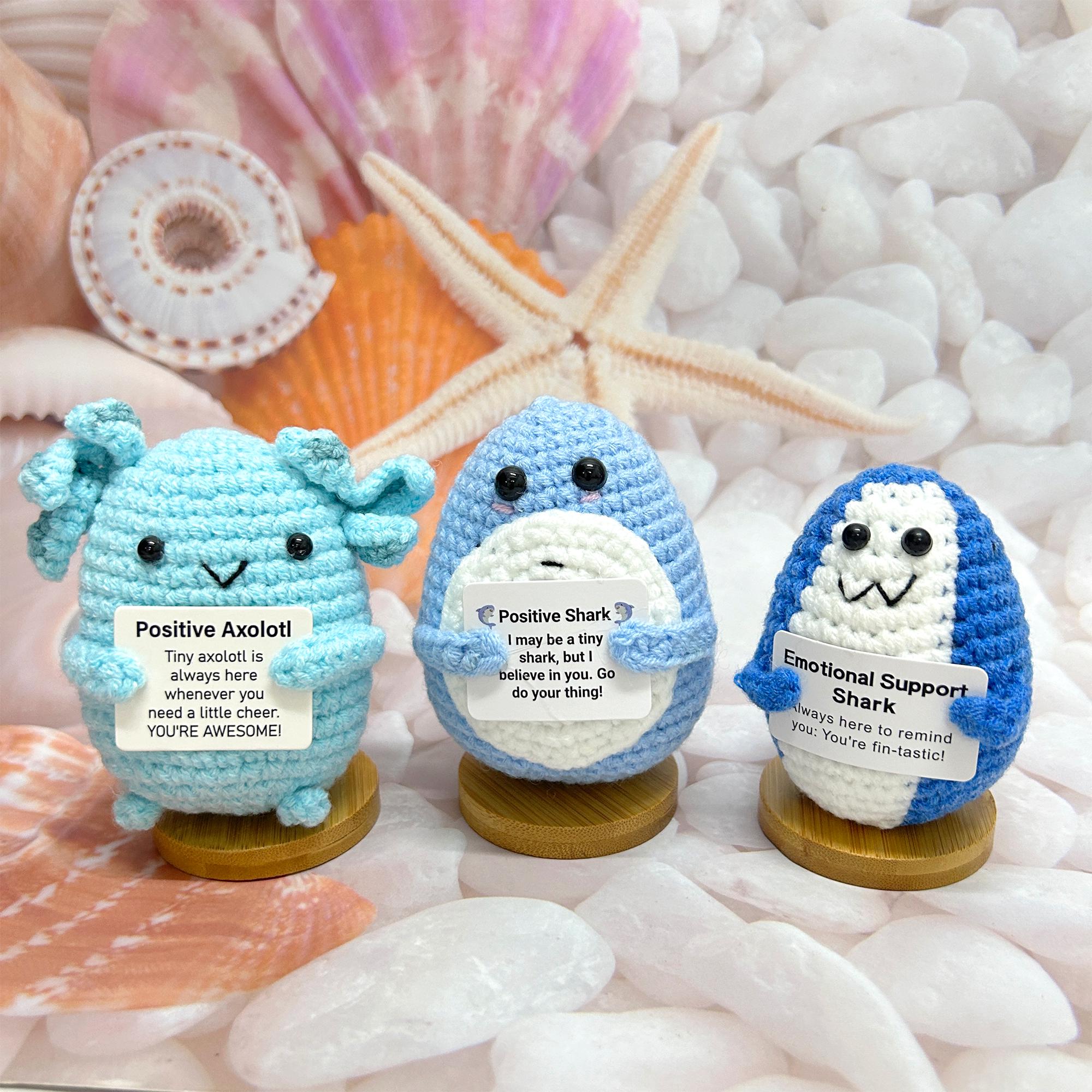 TOYMIS Giocattolo All'Uncinetto Axolotl Positivo, Supporto Emotivo All'Uncinetto Axolotl con Biglietto Incoraggiamento Bambola Axolotl Lavorata a Maglia Regalo Peluche per Famiglia Amici Decorazione