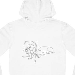 Op de afbeelding: Witte hoodie met een minimalistische lijntekening op de rug. De illustratie toont een persoon in bed met een hond. De hoodie heeft een capuchon en lange mouwen. Een casual, comfortabel kledingstuk.