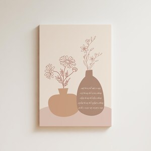 Puede incluir: Una impresión minimalista de arte lineal con dos jarrones con flores en una paleta de colores neutros. Los jarrones son marrones y las flores son de color rosa claro. La impresión tiene una cita en escritura cursiva en el lado derecho de la imagen.