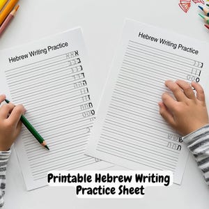Könnte beinhalten: Zwei druckbare Übungsblätter zum Schreiben von Hebräisch mit linierten Bereichen zum Üben des Schreibens hebräischer Buchstaben. Die Blätter tragen oben den Text "Hebrew Writing Practice". Eine Kinderhand ist beim Schreiben auf einem der Blätter zu sehen.