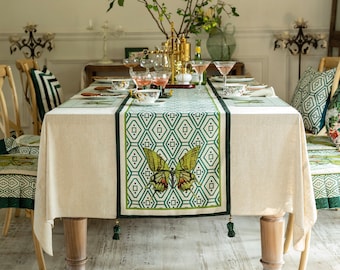 Chemin de table papillon Spring Awakening, vert luxuriant avec des accents de papillons vibrants, décoration d'intérieur parfaite pour un renouveau printanier, décoration de table tendance