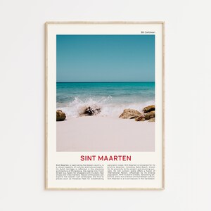 Puede incluir: Un póster de viaje con una vista panorámica de una playa en Sint Maarten, una isla del Caribe. El póster presenta un cielo azul, agua turquesa, arena blanca y rocas. El texto "SX. Caribe" y "SINT MAARTEN" está impreso en el póster.