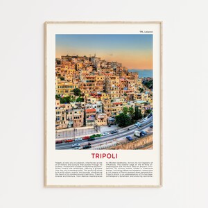 Pode incluir: Uma paisagem urbana colorida com uma estrada serpenteando por ela. A cidade é construída em uma encosta e tem muitos edifícios com telhados planos. O texto "TPL, Líbano" e "TRIPOLI" está no topo da imagem.