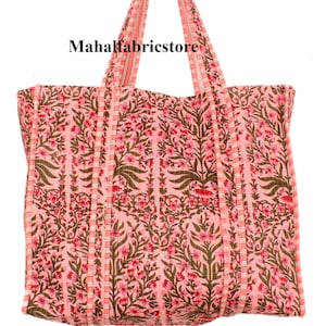 Puede incluir: Una bolsa de mano rosa con estampado floral y asas rayadas blancas y rosas. La bolsa está hecha de algodón y tiene un diseño acolchado. El texto "Mahalfabricstore" está impreso en la bolsa.