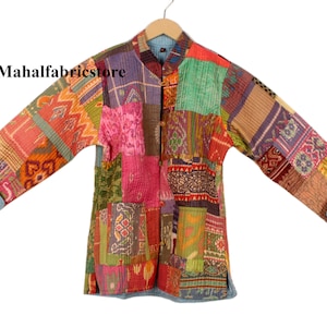 Puede incluir: Una chaqueta de patchwork colorida con cuello mandarín y cierre de botones. La chaqueta está hecha de una variedad de telas, incluyendo seda y algodón. La chaqueta es una mezcla vibrante de colores, incluyendo rojo, naranja, amarillo, verde, azul y morado.