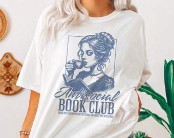 Op de afbeelding: Wit T-shirt met een blauwe afbeelding van een vrouw die een boek leest en koffie drinkt. De afbeelding zegt "Antisocial Book Club" en "Book Boyfriends and Fictional Characters Welcome".