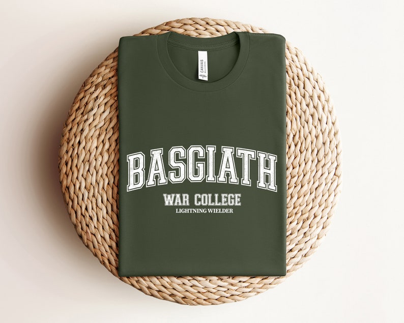 Op de afbeelding: Een groen T-shirt met witte tekst die "Basgiath War College Lightning Wielder" luidt.