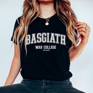 Op de afbeelding: Zwart T-shirt met witte tekst die "BASGIATH WAR COLLEGE NAVARRE" luidt.