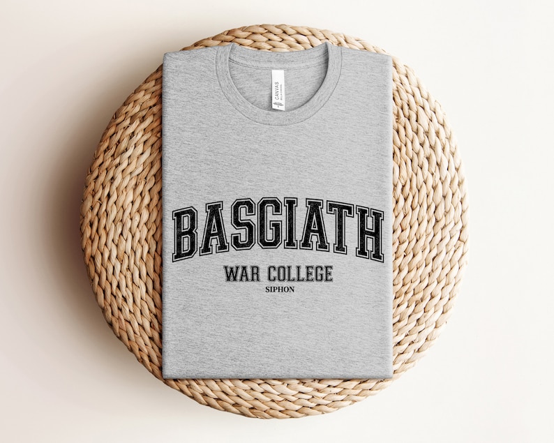 Op de afbeelding: Grijs T-shirt met zwarte tekst die "Basgiath War College Siphon" luidt.