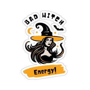 Puede incluir: Una pegatina con una ilustración en negro y amarillo de una bruja con un sombrero puntiagudo, una luna creciente, estrellas y un murciélago. El texto "Bad Witch Energy!" está escrito en negro y amarillo.