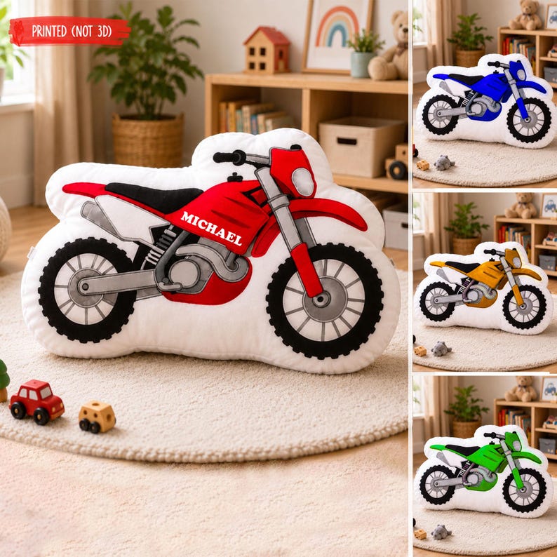 Puede incluir: Un coj&iacute;n de felpa blanco con forma de motocicleta con detalles rojos, negros y plateados. El coj&iacute;n tiene el nombre "MICHAEL" impreso en el lateral. Tambi&eacute;n se muestran cojines adicionales en azul, amarillo y verde.