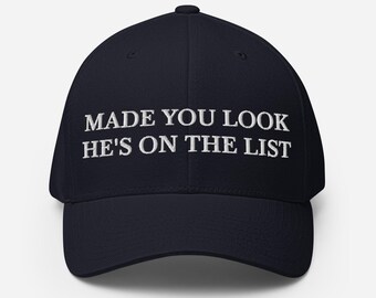 彼はリストに載っている帽子、面白い反トランプ風刺繍入り構造化