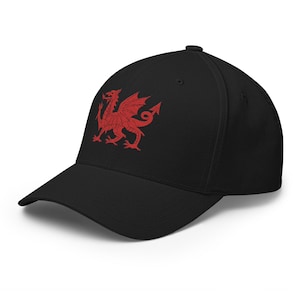 Puede incluir: Gorra de béisbol negra con un diseño de dragón galés rojo bordado. La gorra tiene una visera curva y una correa ajustable. El dragón es un símbolo de Gales.