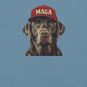 Czekoladowy labrador w koszulce z kapeluszem MAGA, zabawna koszulka z czekoladowym labradorem, psy dla Trumpa, koszulka parodystyczna MAGA Trump 2024, koszulka dla psa MAGA