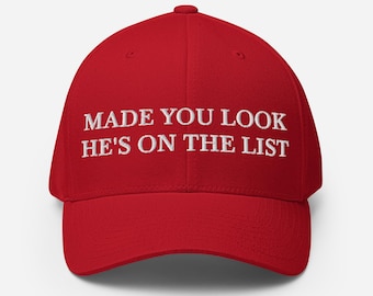 彼はリストに載っている帽子、面白い反トランプ風刺繍入り構造化フレックスフィットキャップ、トランプのエプスタインリスト、ファイルの公開
