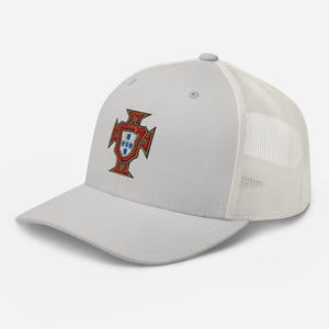 Pode incluir: Boné de camionista cinza claro com o brasão de armas português bordado na frente. O emblema é um escudo com detalhes vermelhos, dourados e azuis. O boné tem uma parte traseira em malha e uma viseira curva.