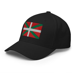 Peut inclure: Casquette de baseball noire avec une visière incurvée. La casquette arbore un drapeau brodé du Pays basque, aux couleurs rouge, verte et blanche. Un style classique et décontracté.