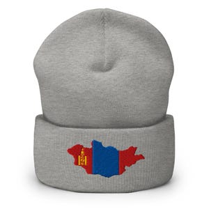 Può includere: Un berretto grigio con una mappa ricamata della Mongolia. La mappa è colorata in rosso, blu e giallo, che rappresenta la bandiera mongola. Il berretto è un cappello morbido a maglia, adatto al clima freddo.