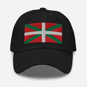 Peut inclure: Casquette de baseball noire ornée d'un drapeau brodé. Le drapeau présente un fond rouge, une croix blanche et des lignes diagonales vertes. Un accessoire de mode pour un usage quotidien.
