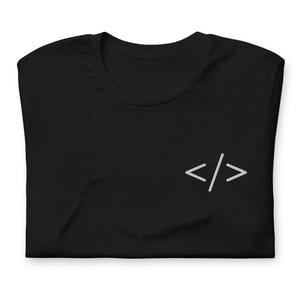 Könnte beinhalten: Schwarzes T-Shirt mit einem weißen, gestickten Programmiersymbol. Das T-Shirt ist gefaltet, was darauf hindeutet, dass es neu ist. Das Design ist einfach und minimalistisch, geeignet für Programmierer und Technikbegeisterte.