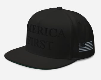 彼はリストに載っている帽子、面白い反トランプ風刺繍入り構造化