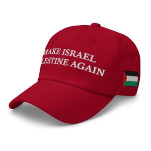 Puede incluir: Gorra de béisbol roja con texto bordado en blanco "MAKE ISRAEL PALESTINE AGAIN". La gorra presenta una bandera palestina en el lateral.