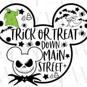 Puede incluir: Silueta negra y blanca de orejas de Mickey Mouse con el texto "Trick or Treat Down Main Street" en su interior. Las orejas están decoradas con estrellas, murciélagos, arañas y maíz dulce. La oreja izquierda presenta un personaje verde con un sombrero puntiagudo y la oreja derecha presenta un personaje blanco con orejas grandes.