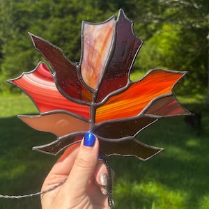 Acchiappasole in vetro colorato a forma di foglia d&#39;acero