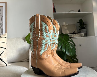 Brown leather western country bohemian cowboy cowgirl boots with blue embroidered detail size 6