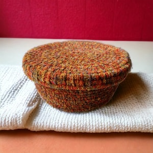 Cesta de almacenamiento redonda multicolor con tapa plana
