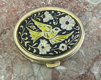 pillbox pill box - see photos. Metal. Approx. 4.5 cm (1.8 inch) Decor peace dove with flowers - love