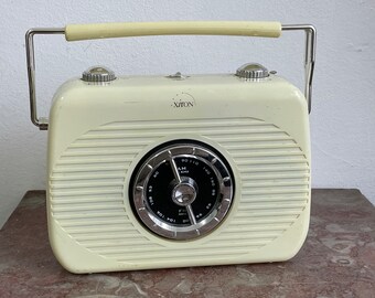 Radio portable rétro AM/FM de couleur jaune tendre, en bon état. Radio portable sur batterie - Marque Xiron