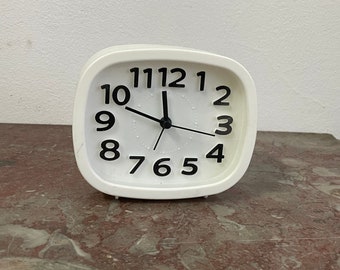 Vintage battery-powered alarm clock - white - approx. 12x10x4 cm