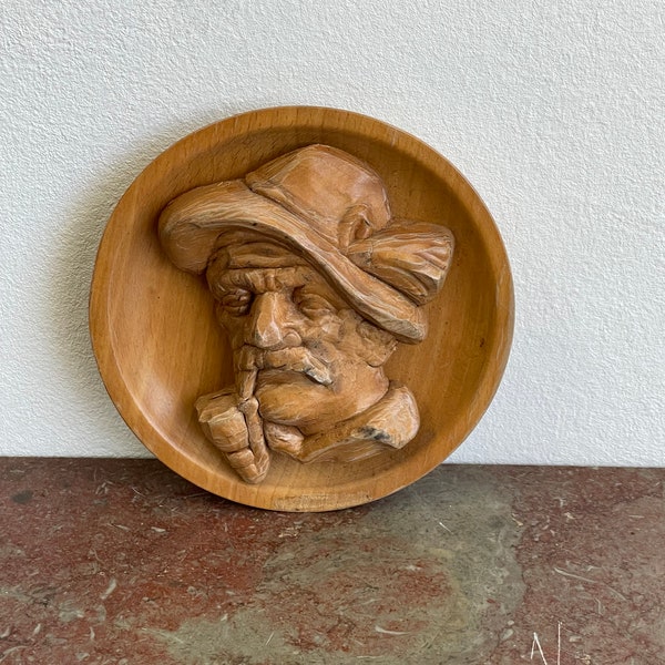 wooden wall plate man with pipe - hunter - Germany 12 cm diameter 5 inch