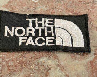 Patch The North Face - stemma ricamato 9x4,5 cm. Mai usato. Spedizione gratuita all'interno dell'UE.