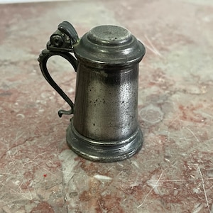 Old measuring cup marked on the bottom - with lid. approx. 4 cm Miniature for type case