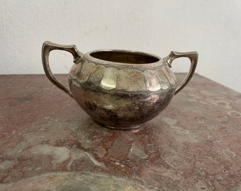 English silver-plated sugar bowl - with signs of wear. See pictures. Marked on the bottom. approx 15x10x7 cm (6x4x3 inches)