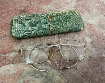 Old glasses in cardboard case, glasses case, 1950s vintage, see photos.