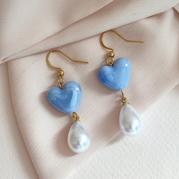 Boucles d'oreilles coeur/ crochets plaqué or/ pendentif coeur bleu céramique/perle blanche nacrée goutte/bijou romantique/cadeau pour elle