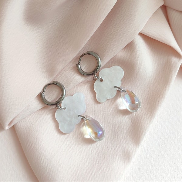 Boucles oreilles nuage mini créoles argenté acier inoxydable pendentif nuage irisé résine goutte eau transparente verre reflets