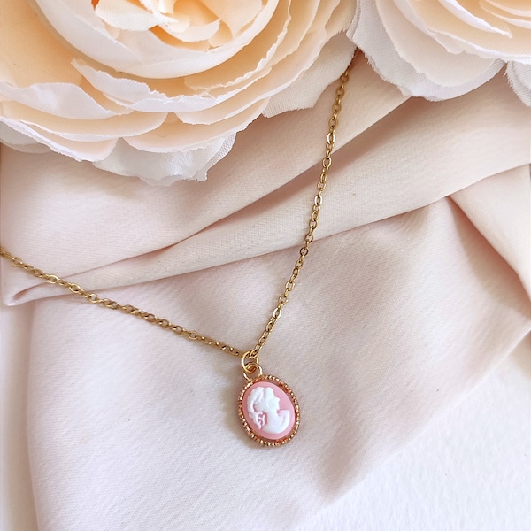 Collier *LOUISE* camée rose fantaisie/ chaîne fine dorée acier inoxydable/pendentif camée fantaisie rétro rose et blanc