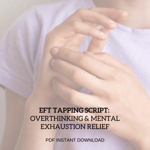 Puede incluir: Imagen de manos realizando tapping EFT. El texto en la imagen dice: EFT TAPPING SCRIPT: OVERTHINKING & MENTAL EXHAUSTION RELIEF. DESCARGA INSTANTÁNEA EN PDF.