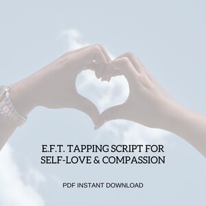 Può includere: Immagine di due mani che formano un cuore su uno sfondo di cielo azzurro. Il testo recita "E.F.T. TAPPING SCRIPT FOR SELF-LOVE & COMPASSION" e "PDF INSTANT DOWNLOAD". Un orologio è visibile su un polso.