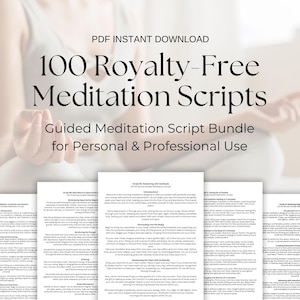 Könnte beinhalten: Ein digitaler Download mit dem Titel "100 lizenzfreie Meditationsskripte". Das Bild zeigt einen weichen, verschwommenen Hintergrund mit Textüberlagerung. Der Text enthält "Geführte Meditationsskript-Bundle für den persönlichen und professionellen Gebrauch."