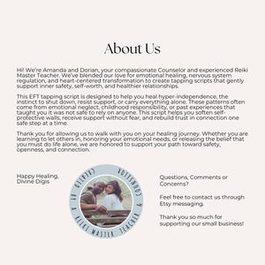 Pu&ograve; includere: Una pagina color crema con le parole "About Us" in alto. Il testo descrive un servizio di consulenza e include un logo circolare con una foto di una coppia e le parole "Creato da un insegnante e consulente Reiki Master."