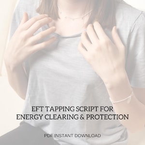 Op de afbeelding: Een persoon draagt een grijs t-shirt en een zilveren ketting en armband. De tekst op de afbeelding luidt: EFT TAPPING SCRIPT FOR ENERGY CLEARING & PROTECTION. PDF INSTANT DOWNLOAD.