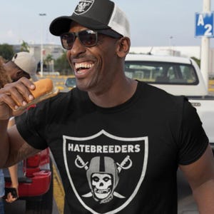 Hatebreeders Totenkopf Schild Trucker Hut oder T-Shirt, Las Vegas Football Fan Ausrüstung, Horror Punk Grafik T-Shirt, Edgy Silber & Schwarz Merch
